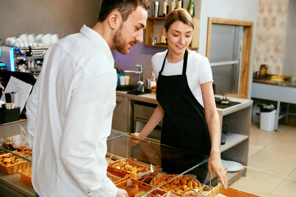 Bakelse. Man välja färska bageri i butik. — Stockfoto