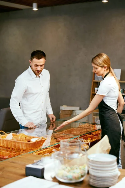 Pastelería. Hombre Elegir panadería fresca en la tienda . — Foto de Stock