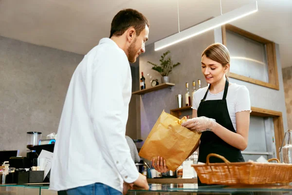 Bageriet. Kvinnan arbetar, sälja bageriet till hane — Stockfoto