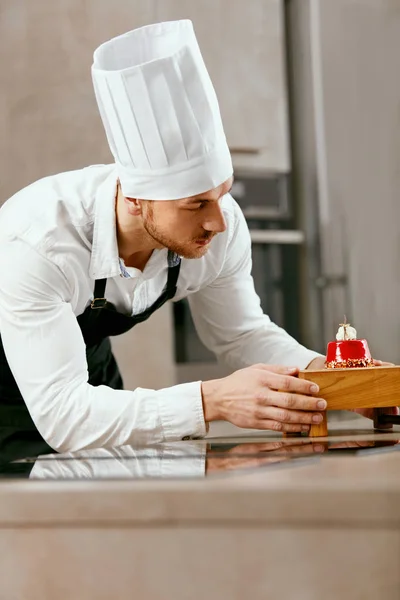 Male Pastry Cook Decorating Dessert In Kitchen — Stock Photo, Image