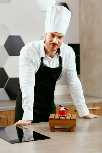 Male Pastry Cook Decorating Dessert In Kitchen — Stock Photo, Image