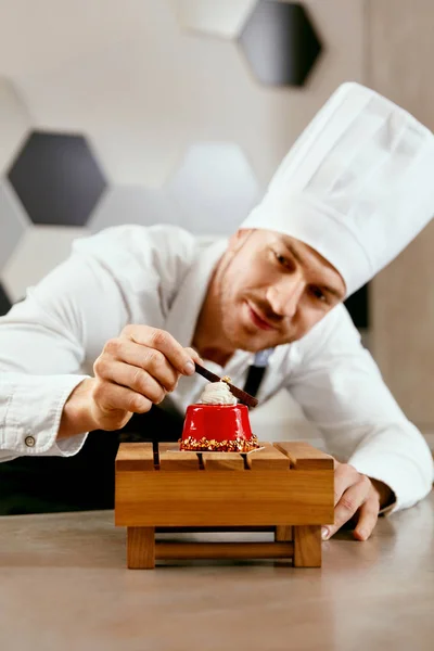 Male Pastry Cook Decorating Dessert In Kitchen — Stock Photo, Image