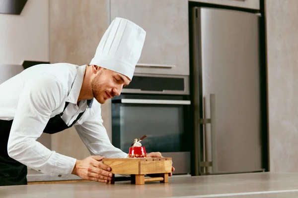 Pastry Chef Working With Dessert — Stock Photo, Image