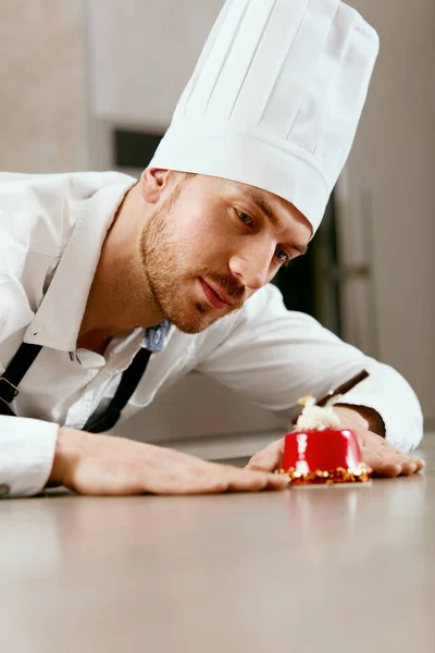 Pastry Chef Working With Dessert — Stock Photo, Image