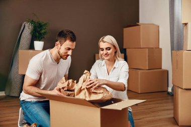  Yeni eve taşınma Çift