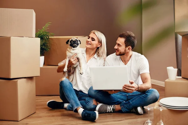 Happy Couple In New House Sitting On Floor — Stock Photo, Image