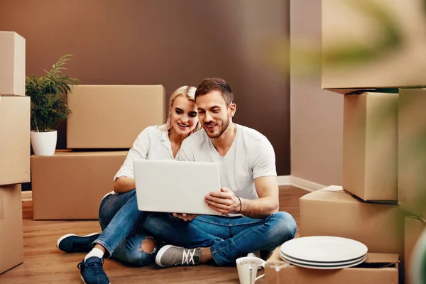 Happy Couple In New House Sitting On Floor — Stock Photo, Image
