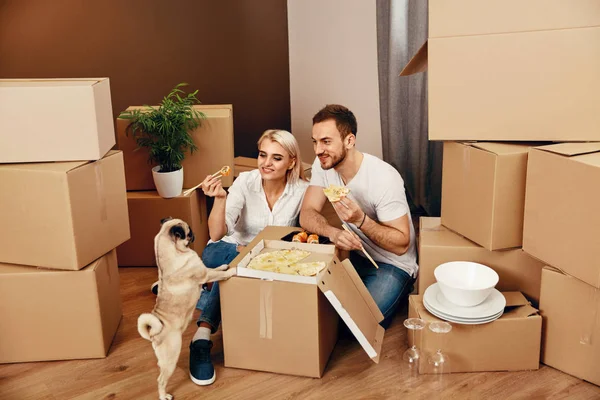 Moving. Man And Woman Eating Near Boxes — Stock Photo, Image