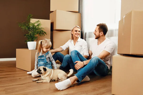 Happy Family With Child In New Apartment — Stock Photo, Image