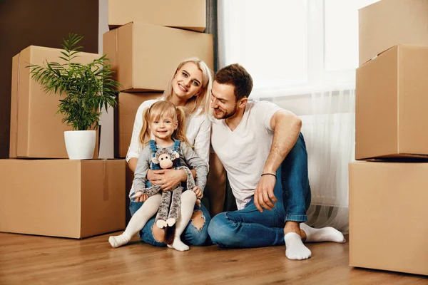 Smiling People With Kid Moving In New House — Stock Photo, Image