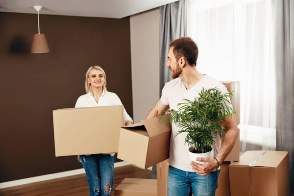 Happy Couple Moving In New Home — Stock Photo, Image