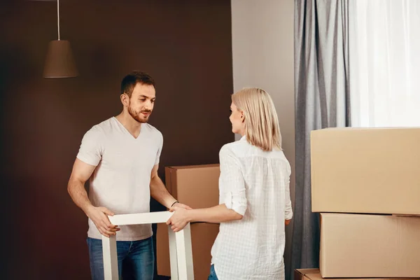 Moving House. Couple Carrying Furniture — Stock Photo, Image