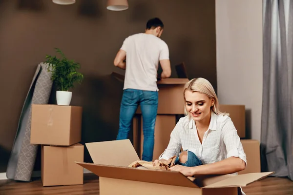 Couple Moving In New House — Stock Photo, Image