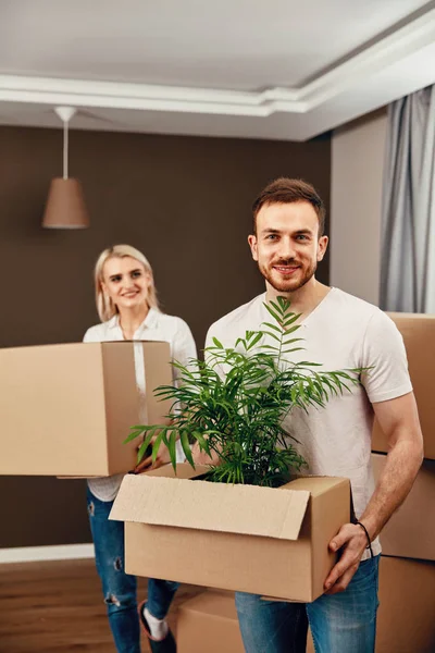 Happy Couple Moving In New Home — Stock Photo, Image