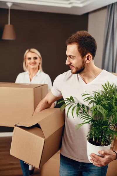 Happy Couple Moving In New Home — Stock Photo, Image