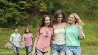 Eğleniyor, zaman birlikte açık havada zevk mutlu insanlar