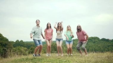 İnsanlar açık havada atlama. Arkadaşlar eğlenmeye doğada grup