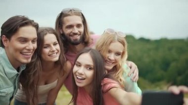 Eğlenceli ve çekici fotoğraf doğada olan arkadaşlar