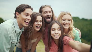 Eğlenceli ve çekici fotoğraf doğada olan arkadaşlar