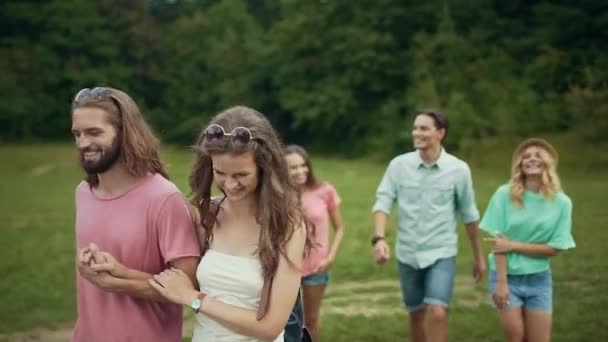 Amigos caminando en el parque. Hombres y mujeres felices divirtiéndose — Vídeos de Stock