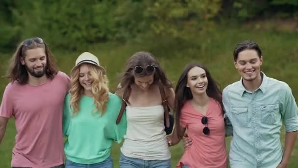 Amigos felizes se divertindo ao ar livre na natureza . — Vídeo de Stock