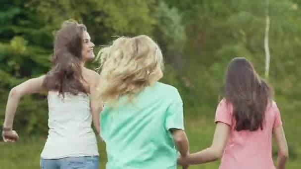 Chicas felices amigos divirtiéndose, corriendo al aire libre en la naturaleza . — Vídeos de Stock