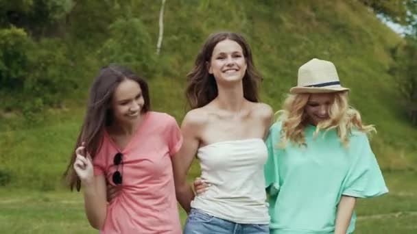 Happy Girls přátel baví venku v přírodě. — Stock video