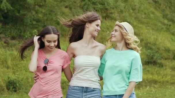 Gelukkig meisjes vrienden plezier buiten In de natuur. — Stockvideo