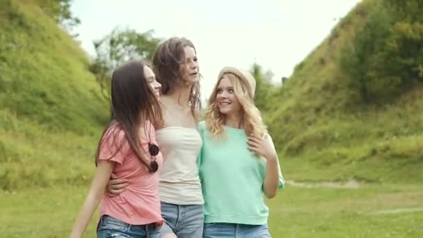 Feliz niñas amigos tener divertido al aire libre en la naturaleza . — Vídeos de Stock