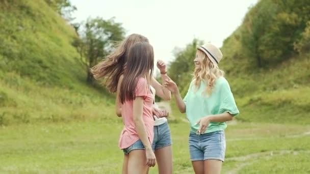 Glada tjejer vänner har roligt utomhus i naturen. — Stockvideo