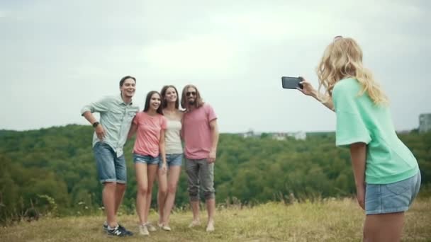 Amigos saltando y divirtiéndose mientras toman fotos en la naturaleza — Vídeos de Stock