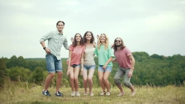 Gente saltando al aire libre. Grupo de amigos divirtiéndose en la naturaleza — Vídeos de Stock