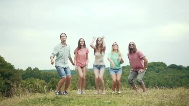 Gente saltando al aire libre. Grupo de amigos divirtiéndose en la naturaleza — Vídeo de stock