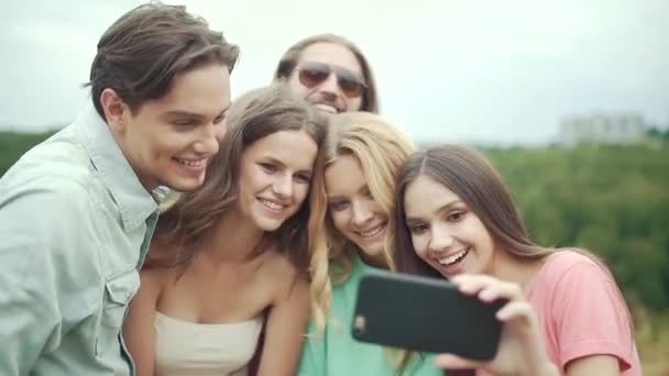 Amigos se divertindo e tirando fotos na natureza — Vídeo de Stock