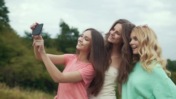 Güzel kızlar telefonu doğada fotoğraf çekmek. — Stok video