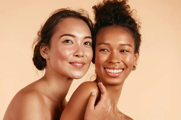 Beauty. Smiling women with perfect face skin and makeup portrait — Stock Photo, Image