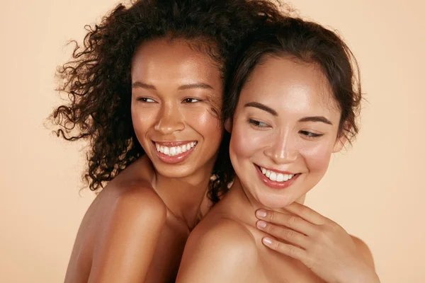 Ομορφιά. Χαμογελώντας γυναίκες με τέλειο δέρμα προσώπου και μακιγιάζ πορτρέτο — Φωτογραφία Αρχείου