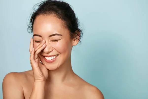 Beauty face. Smiling asian woman touching healthy skin portrait — Stock Photo, Image