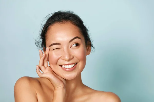 Huidverzorging. vrouw met schoonheid gezicht aanraken gezicht huid portret — Stockfoto