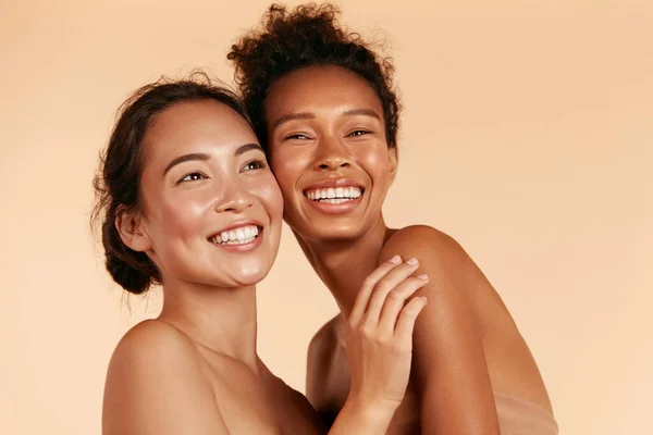 La beauté. Femmes souriantes avec peau de visage parfaite et portrait de maquillage — Photo