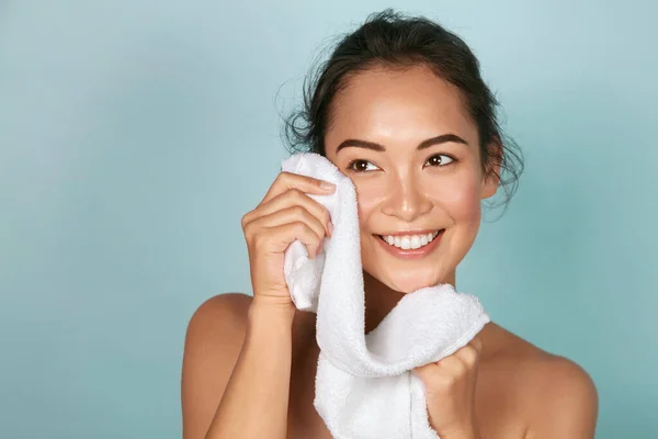 Lavando la cara. Primer plano de la piel de la mujer de limpieza con retrato de toalla — Foto de Stock