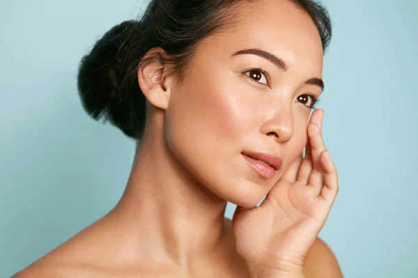 Huidverzorging. Vrouw met mooi gezicht en gezond huidportret — Stockfoto