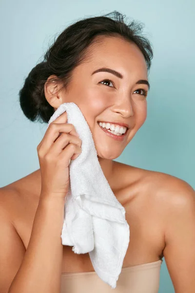 Washing face. Closeup of woman cleaning skin with towel portrait — ストック写真