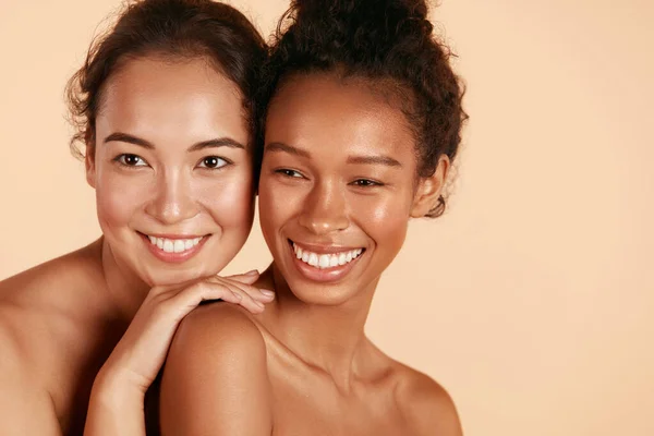 Ομορφιά. Χαμογελώντας γυναίκες με τέλειο δέρμα προσώπου και μακιγιάζ πορτρέτο — Φωτογραφία Αρχείου