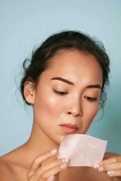 Perawatan kulit. Wanita memegang minyak wajah mengotori kertas potret — Stok Foto
