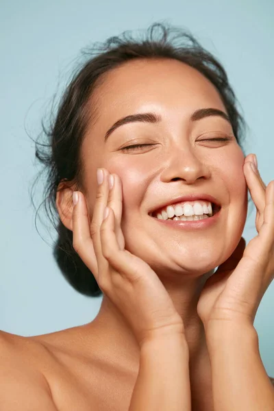 Hautpflege. Frau mit Schönheit Gesicht berühren Gesichtshaut Porträt — Stockfoto