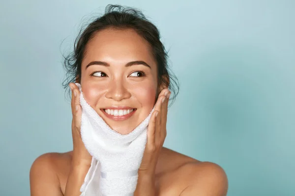 Donna che pulisce la pelle del viso con asciugamano dopo il lavaggio ritratto del viso — Foto Stock