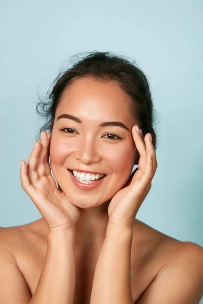 Faţă de frumuseţe. Zâmbind femeie asiatică atingând portretul sănătos al pielii — Fotografie, imagine de stoc