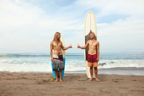 Серфінг Молоді Сервери Стоять Сонячному Пляжі Усміхнені Чоловіки Показують Великий — стокове фото