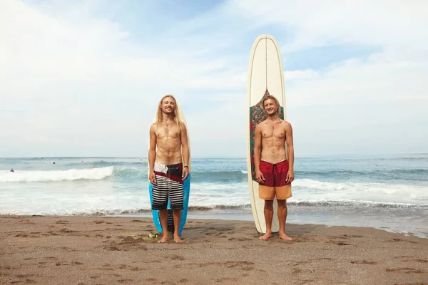 Серфінг Молоді Сервери Стоять Сонячному Пляжі Усміхнені Люди Біля Серфінгу — стокове фото